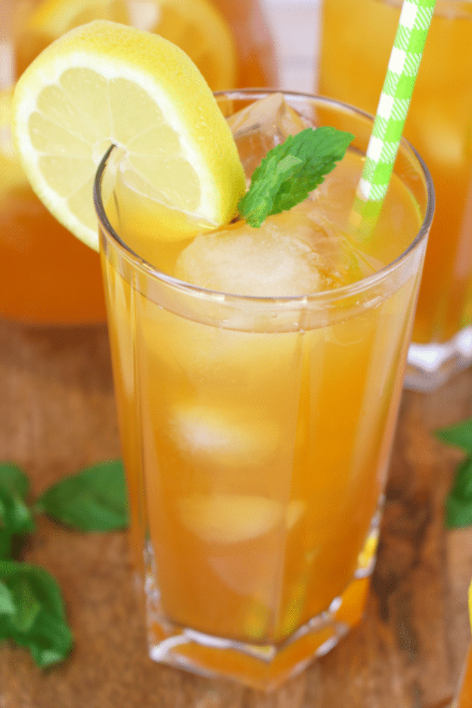Cocktail Arnold Palmer – boisson rafraîchissante sans alcool mêlant thé glacé et citronnade, servie sur glace dans un grand verre, symbole d’équilibre et de détente estivale.