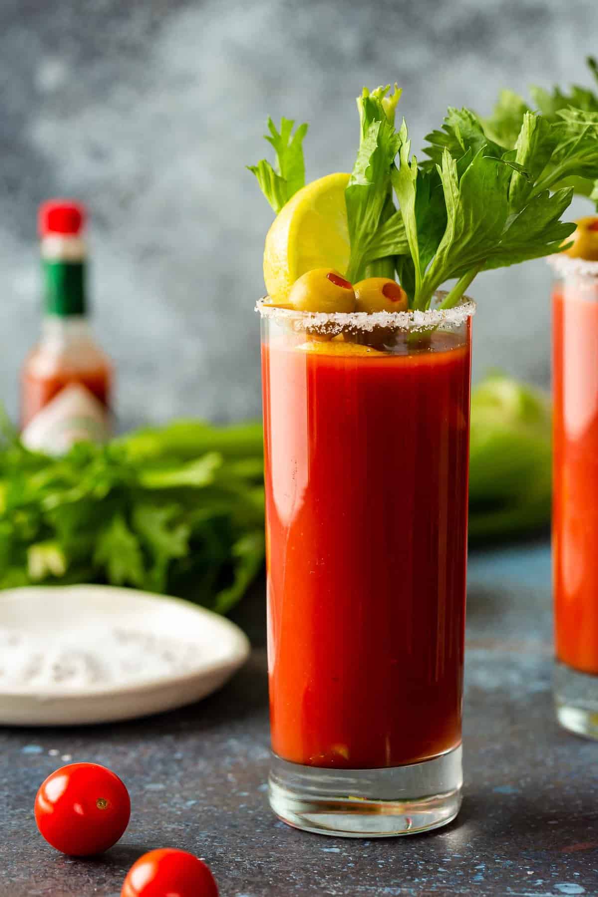 Cocktail Bloody Mary – alliance relevée de vodka, jus de tomate, citron et épices, servi sur glace dans un verre à pied, parfait pour un brunch épicé ou une pause audacieuse au bar.