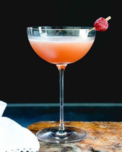 Cocktail French Martini – mélange raffiné de vodka, liqueur de framboise et jus d’ananas, servi dans un verre à cocktail pour une expérience douce, fruitée et élégante.