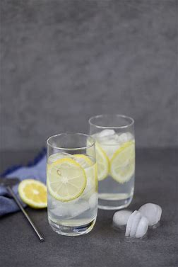 Cocktail Gin Tonic – alliance rafraîchissante de gin aromatique et de tonic pétillant, servi sur glace avec une touche de citron ou de concombre, symbole de simplicité élégante et de plaisir désaltérant.