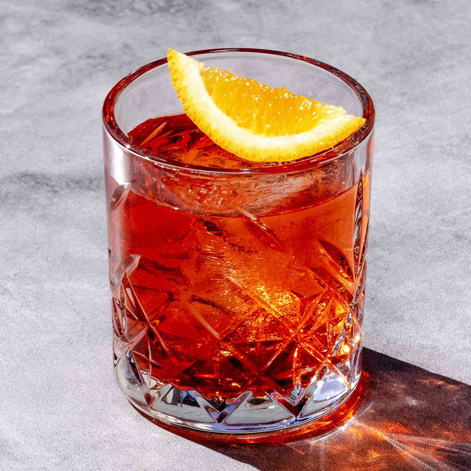 Cocktail Negroni – alliance amère et élégante de gin, vermouth rouge et Campari, servi sur glace dans un verre court, symbole de raffinement et de caractère.