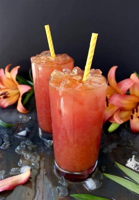 Cocktail Sex on the Beach – mélange fruité et ensoleillé de vodka, jus d’orange, liqueur de pêche et cranberry, servi dans un verre haut pour une touche exotique et festive.