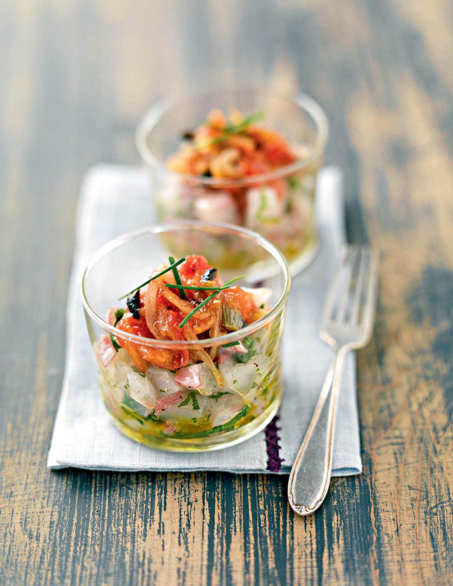 Snacking ceviche – bouchées fraîches et acidulées de poisson mariné aux agrumes, relevées de coriandre et de légumes croquants, servies avec raffinement pour une pause légère et exotique au bar.