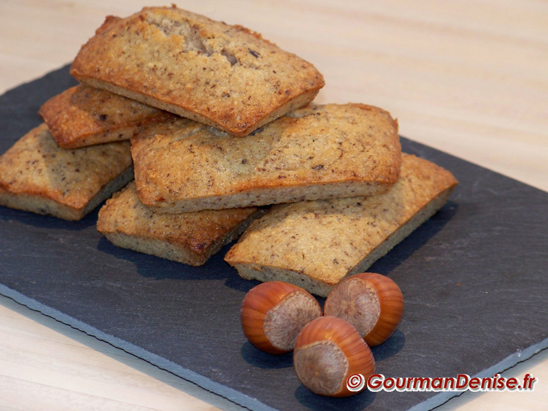 Financiers à la noisette – petits gâteaux dorés à base de poudre de noisette, croustillants à l’extérieur et moelleux à cœur, présentés avec gourmandise pour une pause sucrée raffinée.