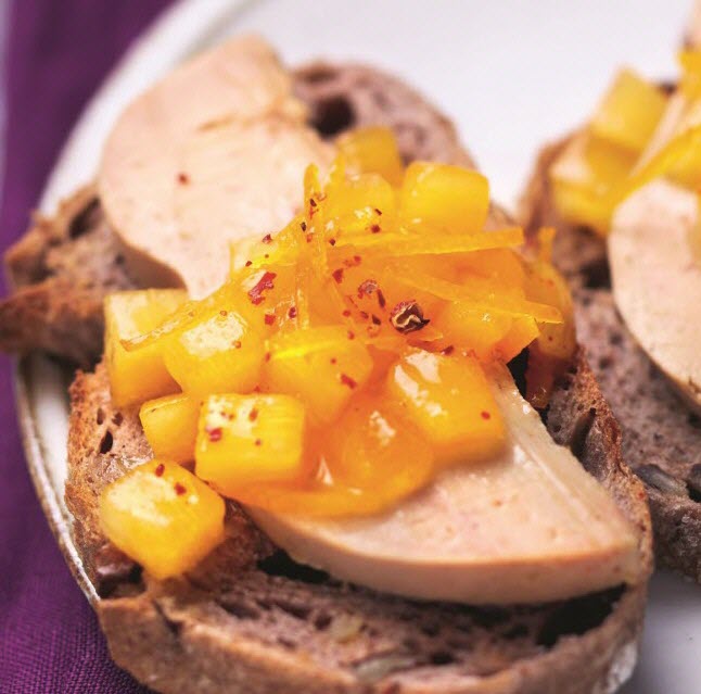 Snacking foie gras mangue – bouchées raffinées alliant la douceur de la mangue fraîche à la richesse du foie gras, présentées avec élégance pour une pause gourmande sucrée-salée au bar.