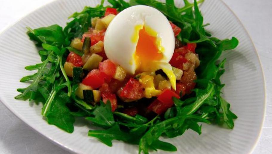 Carpaccio cheddar oignon – fines tranches de bœuf cru accompagnées de lamelles de cheddar fondant et d’oignons confits, dressées avec soin pour une expérience gourmande et contrastée au bar.