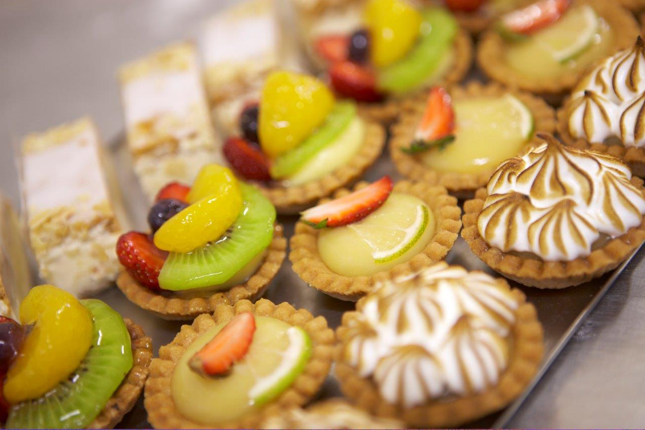 Assortiment de petites pâtisseries – douceurs artisanales aux parfums variés, présentées avec élégance pour un moment sucré, raffiné et gourmand au bar.