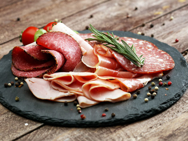 Planche de charcuterie – assortiment rustique et gourmand de spécialités charcutières, servi sur une planche en bois avec accompagnements, idéal pour partager un moment convivial autour d’un verre.