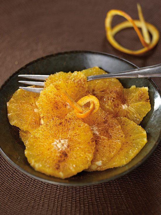 Salade d’orange à la cannelle – quartiers d’orange frais délicatement parfumés à la cannelle, présentés avec élégance pour une touche sucrée, épicée et rafraîchissante.