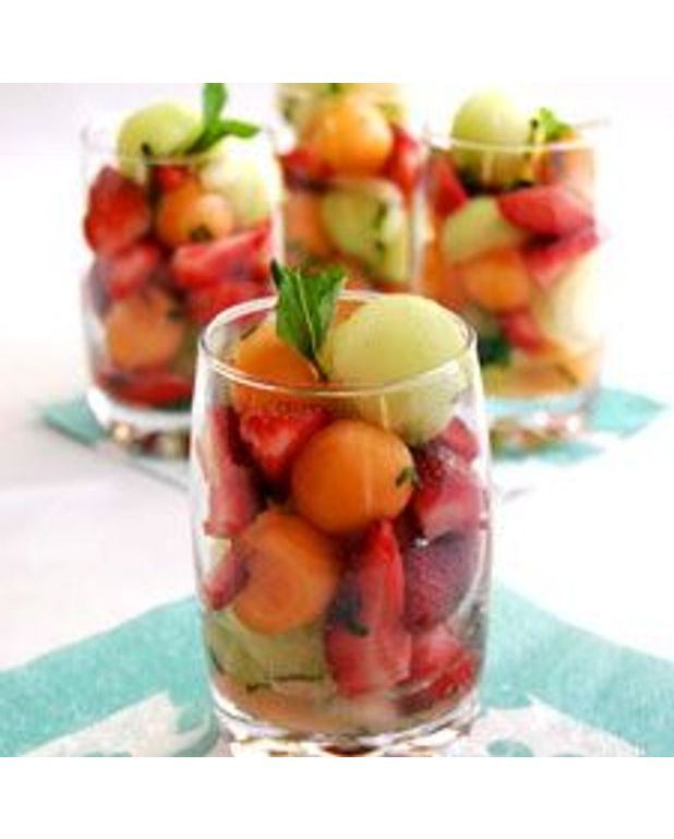 Verrines de fruits frais – assortiment coloré de fruits découpés, présentés avec soin en verrines individuelles, parfaits pour une pause légère et vitaminée au bar.