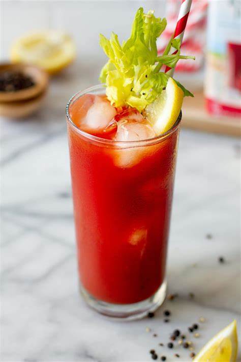 Cocktail Virgin Mary – version sans alcool du Bloody Mary, à base de jus de tomate, citron, épices et sel de céleri, servi avec élégance dans un verre à pied, pour une touche relevée sans excès.