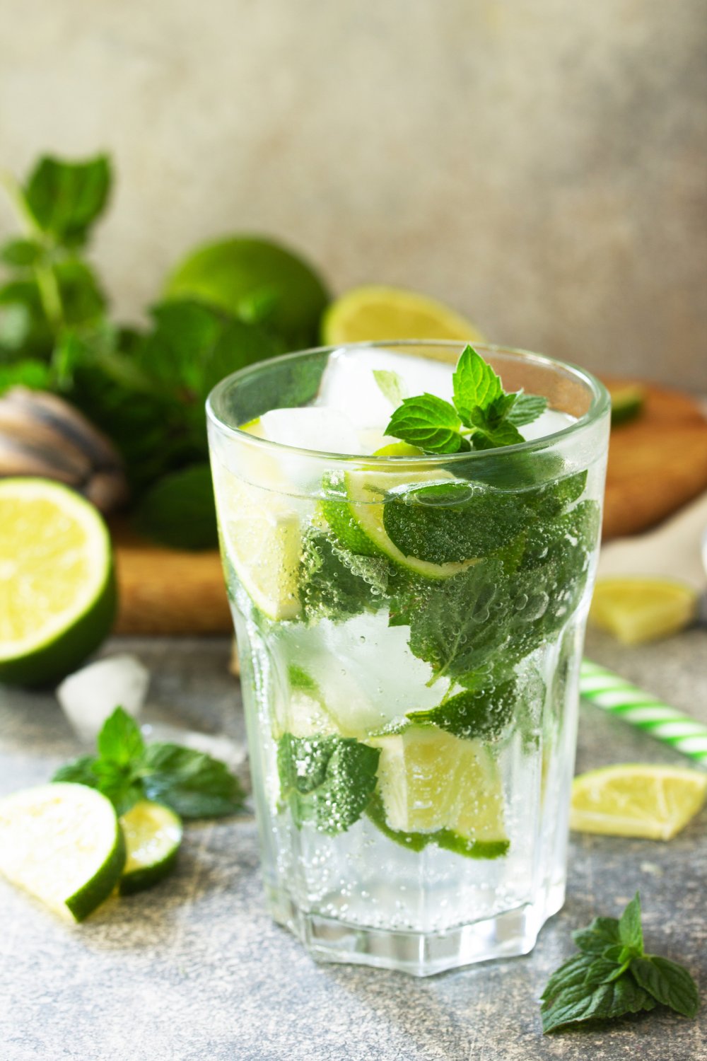 Virgin Mojito – cocktail sans alcool rafraîchissant à base de menthe fraîche, citron vert et eau pétillante, servi dans un verre givré, symbole de légèreté et de plaisir estival.